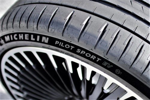 Автомобильные шины
 
Michelin
 
Pilot Sport EV
 
295/40 R21 111Y